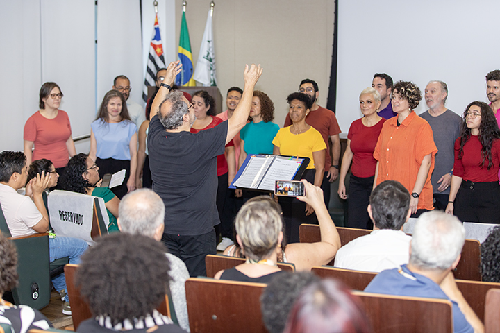 Coral Unifesp se apresentando durante o 10º Congresso Unifesp