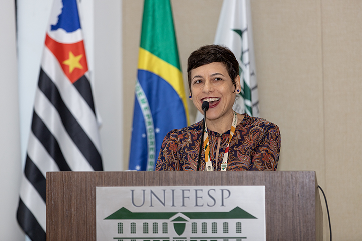 A reitora, Raiane Assumpção, discursando durante o evento