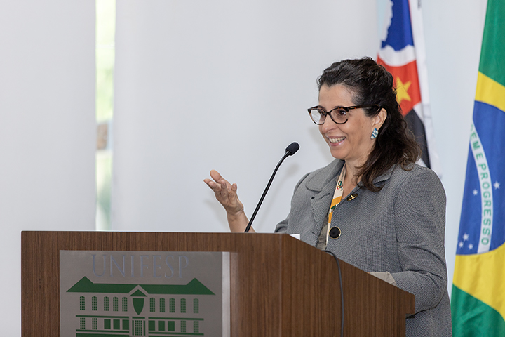 A pró-reitora de Graduação, Ana Gouw, discursou representando os(as) pró-reitores(as)