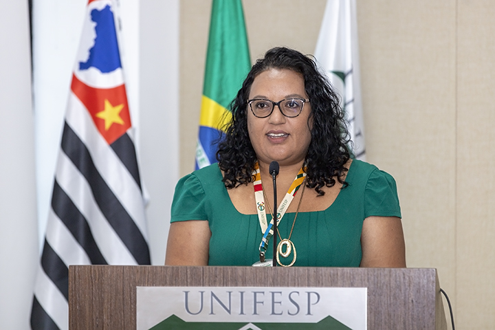 diane Cristina da Silva, superintendente de TI, representando a comissão organizadora do congresso