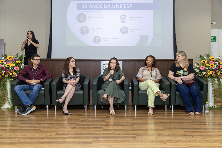 Maria Lucia Formigoni (ao centro) falando durante a mesa em homenagem aos 30 anos