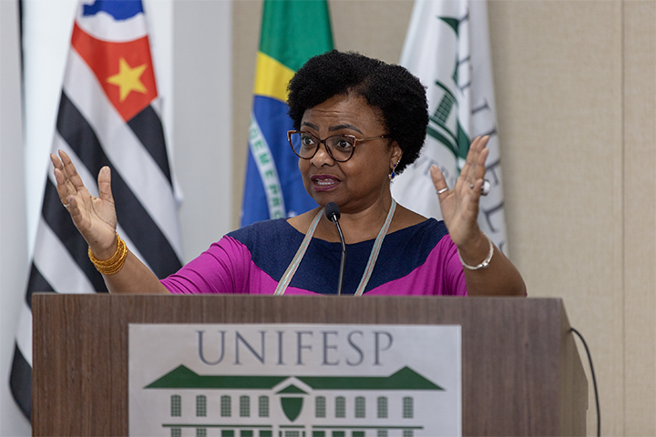 Nilma Lino Gomes durante a palestra