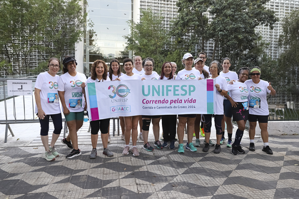 A imagem mostra um grupo de participantes da UNIFESP na Corrida e Caminhada do GRAACC 2024, segurando uma faixa com os dizeres: "UNIFESP – Correndo pela vida", em comemoração aos 30 anos da universidade. A ação destaca o engajamento da comunidade acadêmica em causas sociais e de saúde, promovendo solidariedade e qualidade de vida.