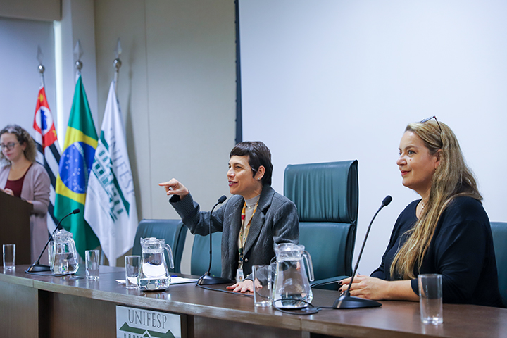 Raiane Assumpção, reitora da Unifesp, discursando durante a abertura do evento
