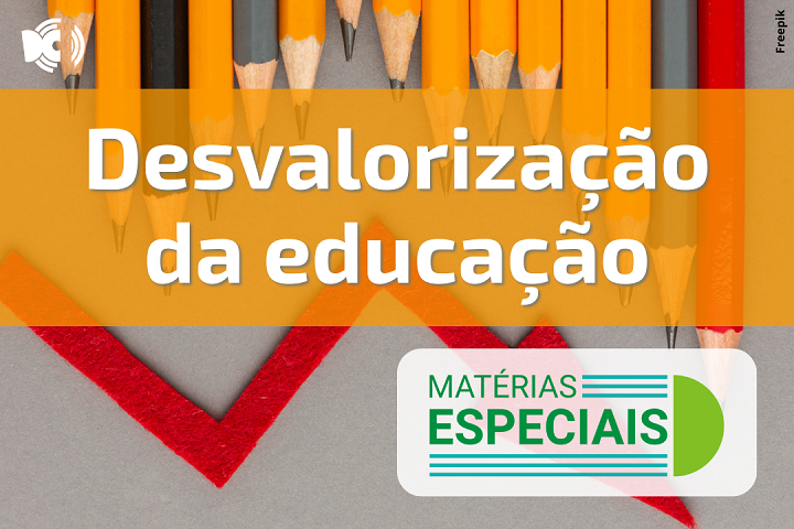 A imagem apresenta um design gráfico com o título central "Desvalorização da educação", escrito em letras brancas sobre uma faixa laranja translúcida. No fundo, há diversos lápis apontados para baixo, muitos deles com as pontas gastas ou quebradas, simbolizando a degradação ou o desgaste do sistema educacional. Abaixo do texto, há uma seta vermelha apontando para baixo feita de feltro, representando queda ou retrocesso — uma metáfora visual clara para a ideia de desvalorização. No canto inferior direito, aparece um selo com a inscrição "MATÉRIAS ESPECIAIS" em letras verdes e maiúsculas, com um design gráfico moderno, indicando que provavelmente esta imagem é capa de uma série especial de matérias jornalísticas ou conteúdos informativos sobre o tema. É uma imagem que transmite, de forma simbólica e visual, a crítica à falta de investimento ou reconhecimento da importância da educação