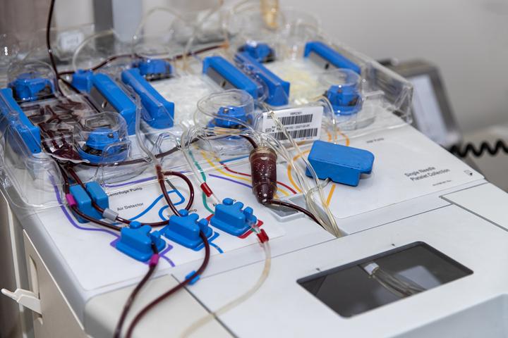 Equipamento usado para coleta seletiva de componentes do sangue, com tubos e compartimentos identificáveis.