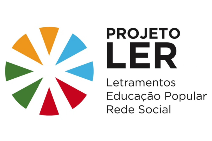 A imagem apresenta o logotipo do Projeto LER, acompanhado de seu significado. À esquerda, há um símbolo circular composto por oito triângulos dispostos em formato de hélice ou estrela, com cores diferentes: laranja, verde, azul, vermelho e variações intermediárias. Esse design transmite dinamismo, diversidade e movimento, remetendo à ideia de inclusão e ação coletiva. À direita do símbolo, está o nome do projeto em destaque: PROJETO LER Letramentos Educação Popular Rede Social A tipografia é moderna e legível, com a palavra “LER” em letras maiúsculas e negrito, chamando a atenção e reforçando a ideia central do projeto: a promoção da leitura, da escrita e da cidadania por meio da educação popular. O layout é limpo e transmite seriedade, ao mesmo tempo em que as cores vivas remetem à vitalidade das ações propostas.