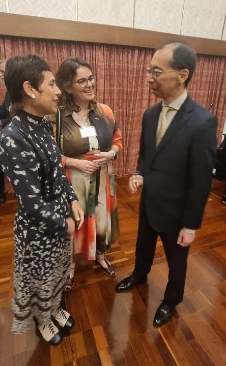 Reitora Raiane Assumpção conversando com o Consul-Geral do Japão, Shimizu Toru (Créditos: Arquivo pessoal)