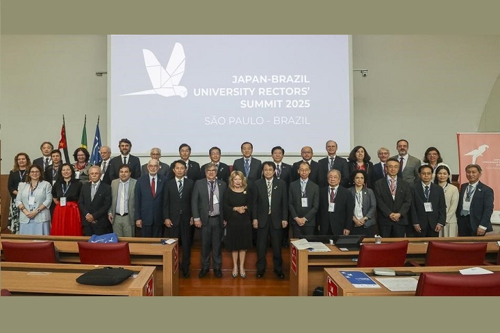 Representantes das universidades brasileiras e japonesas durante o encontro (Créditos: Cecília Bastos/USP Imagens)