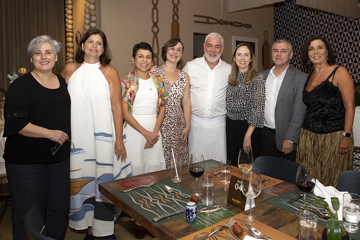 Reitora, Raiane Assumpção (terceira da esquerda para a direira), Gabriela Wagner (à esquerda da reitora) e Luciene Covolan (à direita da reitora), participaram do evento realizado no restaurante Dalva e Dito, do chef Alex Atala (de branco, ao centro)