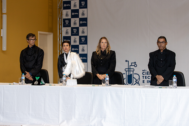 Mesa de abertura da cerimônia de reconcução da Diretoria Acadêmica do ICT/Unifesp. Da esquerda para a direita: Álvaro Fazenda, Raiane Assumpção, Regiane Albertini e Marcelo Christiano Gama