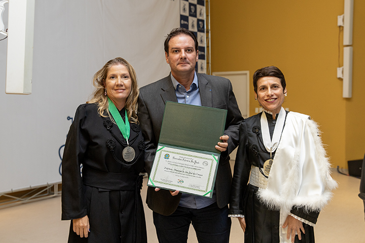 Secretário de Inovação e Desenvolvimento Econômico de São José dos Campos, Mario Muniz (representando o prefeito, Anderson Farias) recebendo homenagem