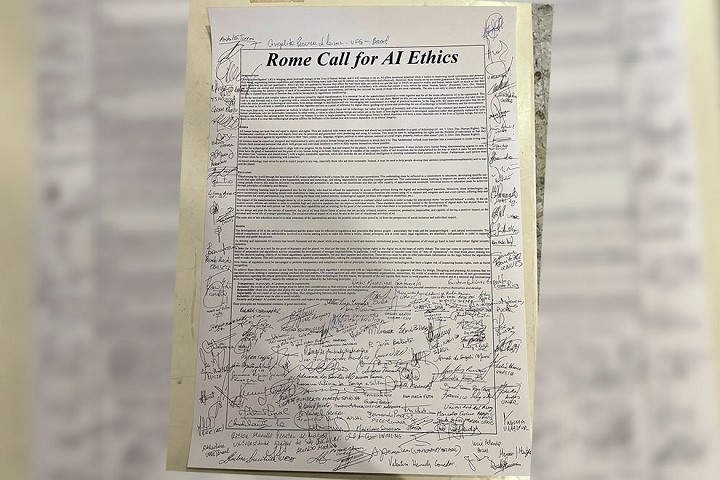 A imagem mostra um documento intitulado "Rome Call for AI Ethics" ("Chamado de Roma para a Ética na IA", em tradução livre).  O documento está impresso em uma folha branca e contém um texto extenso no centro, dividido em vários parágrafos. Em torno do texto, preenchendo as margens, há numerosas assinaturas de diferentes pessoas, indicando apoio ou compromisso com o conteúdo do chamado. As assinaturas são feitas à mão, variando em tamanho, estilo e legibilidade.