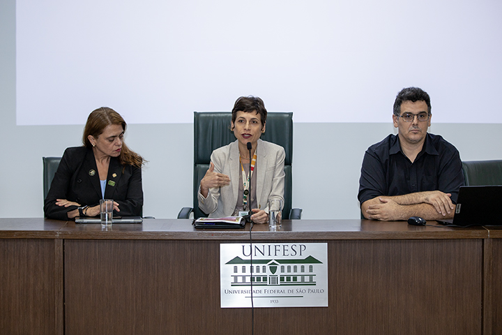 Mesa de abertura do seminário (da esquerda para a direita: Tânia Mara Francisco, Raiane Assumpção e Fábio Venturini)