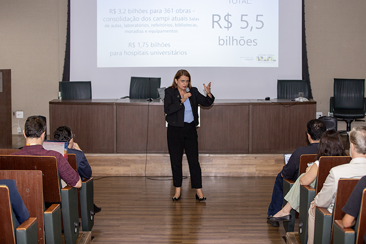 A diretora da Difes, Tânia Mara Francisco, durante o seminário