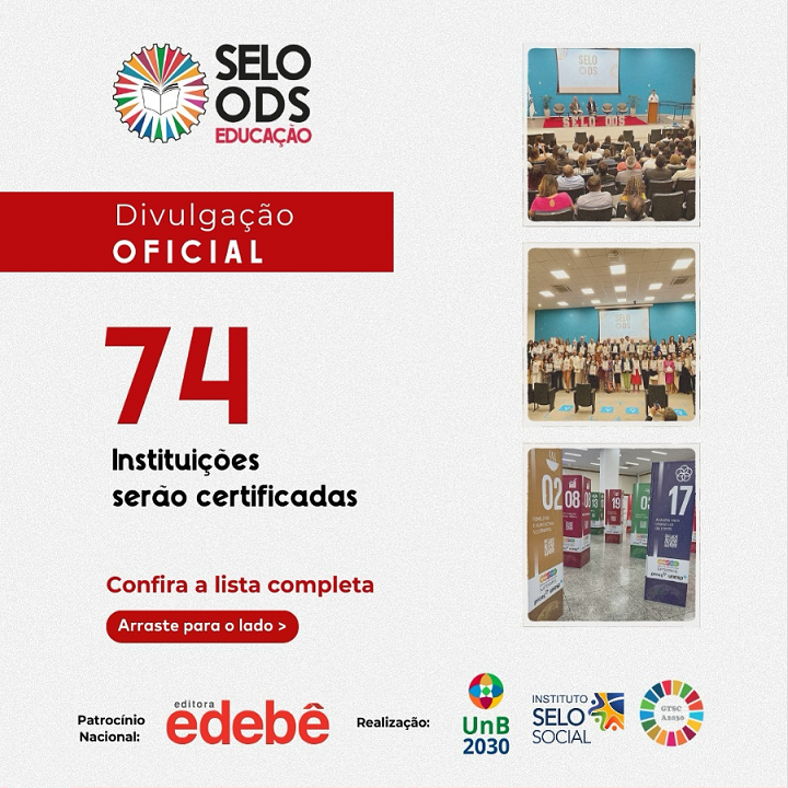 A imagem é um anúncio oficial sobre a certificação de 74 instituições pelo Selo ODS Educação.  Descrição detalhada: Topo: O logotipo do Selo ODS Educação está centralizado. O nome do selo aparece em letras pretas e vermelhas, com um símbolo multicolorido, provavelmente representando os Objetivos de Desenvolvimento Sustentável (ODS) da ONU.  Texto central:  Em destaque, a frase "Divulgação Oficial" está em uma faixa vermelha. O número 74 aparece em vermelho grande, indicando a quantidade de instituições certificadas. Abaixo, em letras pretas: "Instituições serão certificadas". Um botão vermelho com a frase: "Confira a lista completa - Arraste para o lado >". Fotos à direita: Três imagens menores estão alinhadas verticalmente:  A primeira foto mostra um auditório cheio de pessoas assistindo a um evento. A segunda foto exibe um grupo grande posando em frente a um palco com uma faixa do Selo ODS. A terceira foto mostra banners coloridos representando os ODS (como os ODS 8 e 17). Parte inferior:  Patrocínio Nacional: Editora Edebé. Realização: Logotipo da UnB 2030. Instituto Selo Social. Um símbolo colorido que remete à roda dos ODS da ONU. Tema: O anúncio comunica a conquista e certificação de instituições envolvidas com os Objetivos de Desenvolvimento Sustentável, em um contexto educacional.