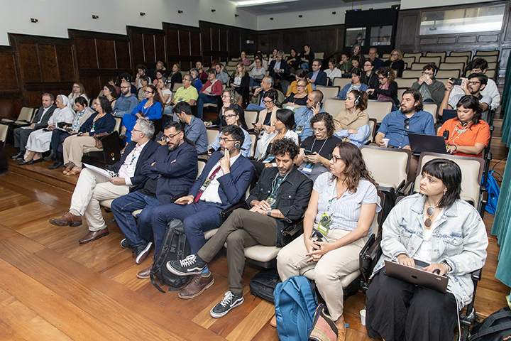 Público durante a abertura do seminário internacional Do curar ao cuidar: uma imersão no modelo brasileiro de cuidado