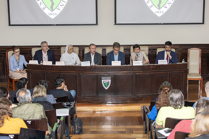Imagem mostra a mesa de abertura do seminário internacional Do curar ao cuidar: uma imersão no modelo brasileiro de cuidado