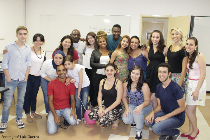 Imagem mostra participantes do Memorial Digital do Refugiado (MemoRef)