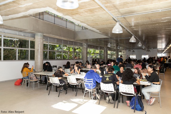 Imagem mostra pessoas comendo no restaurante universitário