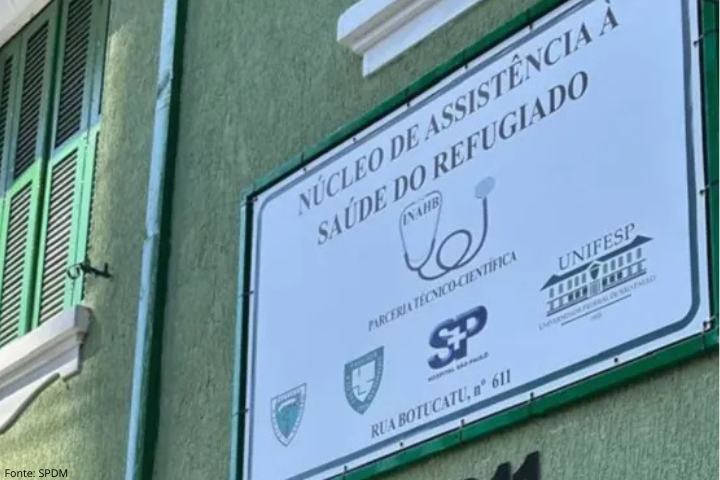 Imagem mostra placa do Núcleo de Assistência à Saúde do(a) Refugiado(a)