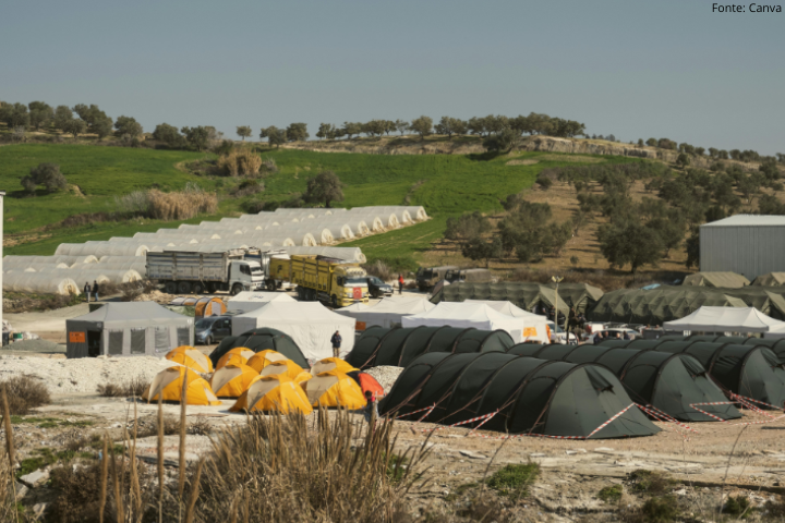 Imagem mostra um campo de refugiados(as)