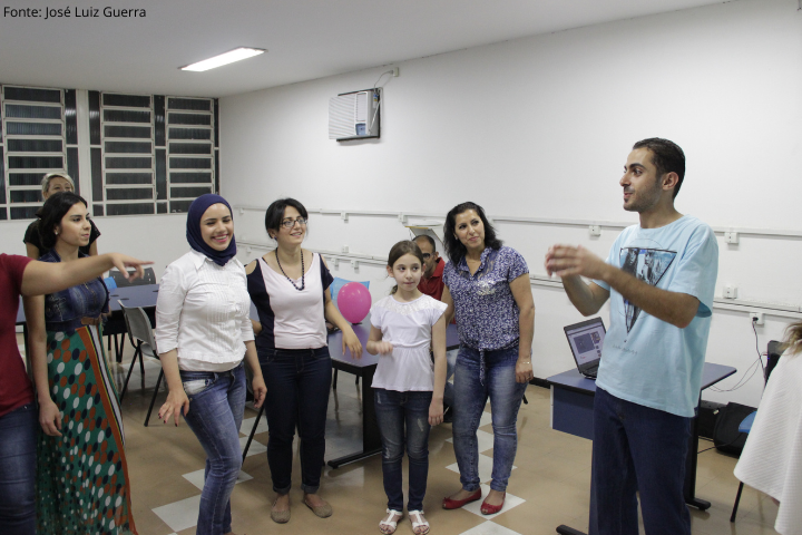 Imagem mostra atividade de projeto vinculado à Cátedra Sérgio Vieira de Mello (CSVM)