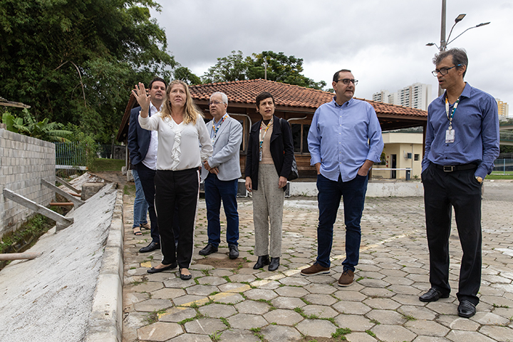 Diretora do ICT/Unifesp, Regiane Albertini (de blusa branca), mostrando ao prefeito as obras realizadas 